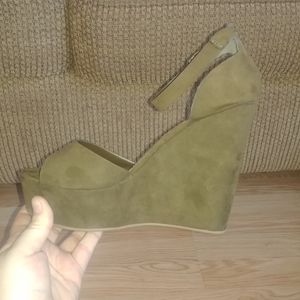 Suede green pumps